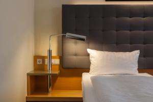 Postel nebo postele na pokoji v ubytování ABACUS Tierpark Hotel