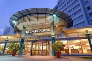 un edificio con un cartello che legge Harp Hotel di ABACUS Tierpark Hotel a Berlino