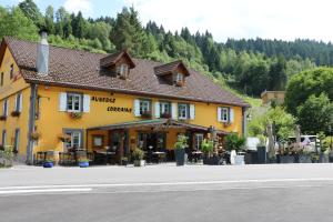 ein gelbes Gebäude an der Straßenseite in der Unterkunft Auberge Lorraine in Le Valtin