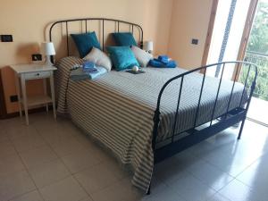 - une chambre avec un lit et des oreillers bleus dans l'établissement WONDERVIEW GALIMBERTI 18, à Montepulciano