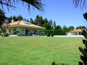 a view of a house with a yard at Villa Vieira in Alvarães