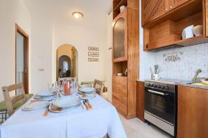 a kitchen with a table with plates on it at Appartamento turistico di Lulù in Rome