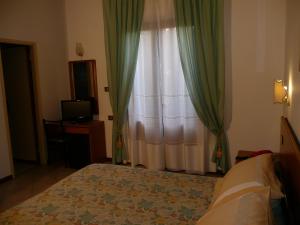 Postel nebo postele na pokoji v ubytování Hotel Astor Victoria