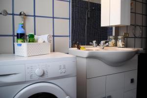 カルダーノ・アル・カンポにあるBnbook Bilo Malpensa 2のバスルーム(洗濯機、シンク付)