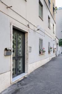 un edificio con una puerta y cajas de flores en él en Appartamento turistico di Lulù, en Roma