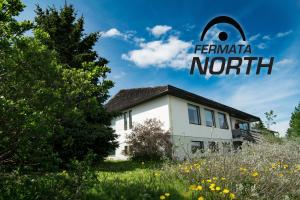 una casa con il logo della Faminia North di Fermata North a Laugar