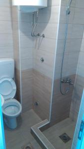een badkamer met een douche en een toilet bij Aparmani Family 1 in Sutomore