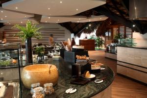 een restaurant met een bar met eten erop bij Casa de Campo Resort & Villas in La Romana