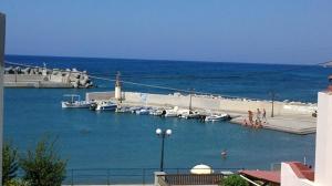 un grupo de barcos atracados en un puerto deportivo en el agua en Kiveli en Milatos