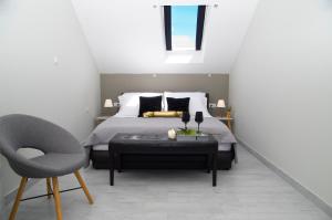 een slaapkamer met een bed, een stoel en een tafel bij Split Center in Split