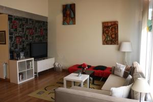 sala de estar con sofá y TV en SOHO-RURALK@R, en Riaza