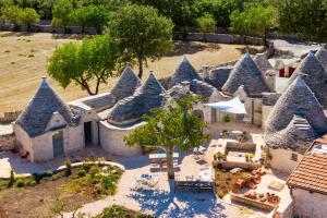 an aerial view of a group of houses with pointed roofs at Le Dieci Porte in Alberobello