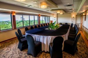 uma sala de conferências com uma grande mesa e cadeiras em Kapok Hotel em Port-of-Spain mais 34 fotografias