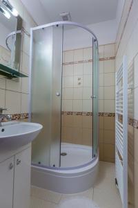 a bathroom with a shower and a sink at Penzión Gazdovský Hostinec in Topoľčianky