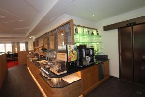 Příslušenství pro přípravu čaje a kávy v ubytování Hotel Bärolina
