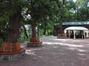 2 arbres dans un parc avec une tente et un pavillon dans l'établissement Leśny Dom, à Barlinek