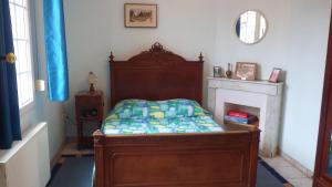 sypialnia z łóżkiem i kominkiem w obiekcie The Poppy's w mieście Aveluy