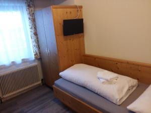 een kleine kamer met een bed en een raam bij Haus Kropf in Mittersill