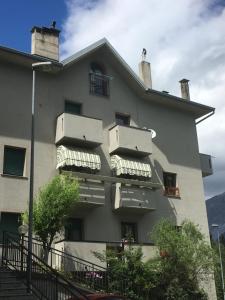 un edificio con balcones en un lateral en Le Sorgenti en Bormio