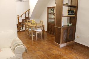 a living room with a table and a dining room at La casita de la ciudad in Ronda