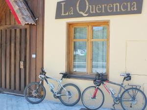 dos bicicletas estacionadas en un lado de un edificio en La Querencia de Valsaín, en La Pradera de Navalhorno