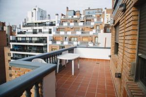a balcony with a table and some buildings at 4 PERSONAS A 150 Mts SANATORIO ALLENDE in Cordoba