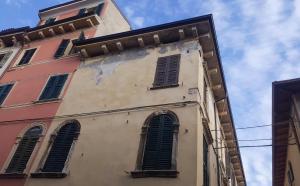 ヴェローナにあるMonolocale in Centro a Veronaの窓と空の高い建物
