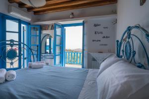 ArtemonasにあるCaptain's Home ARTのベッドルーム(白い大型ベッド1台、バルコニー付)
