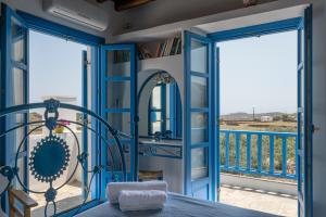 ArtemonasにあるCaptain's Home ARTの青いドアとバルコニー付きのベッドルーム1室