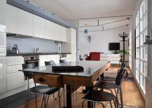 a kitchen and dining room with a table and chairs at Alte Hofwerkstatt in Gaußig