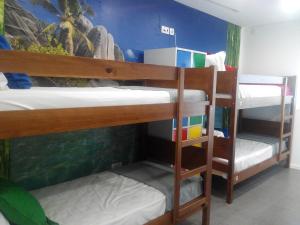 Двухъярусная кровать или двухъярусные кровати в номере UAU Hostel