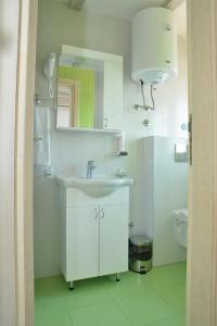 A bathroom at Konak Zivojinovic