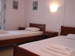 Dos camas en una habitación con toallas. en Venia Apartments, en Afitos