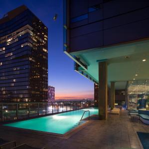 una piscina sul tetto di un edificio di notte di Luxurious Highrise 2b 2b Apartment Heart Of Downtown LA a Los Angeles
