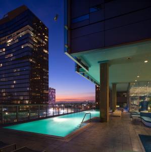 una piscina en la azotea de un edificio por la noche en Luxurious Highrise 2b 2b Apartment Heart Of Downtown LA en Los Ángeles