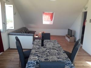 - une salle à manger avec une table et un canapé dans l'établissement Apartmani Timon, à Bol
