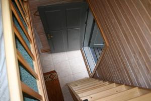 einen Blick über ein Zimmer mit einer Tür und einer Bank in der Unterkunft Guest House Pītagi in Košrags