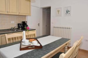 - une cuisine avec une table et une plaque de cuisson dans l'établissement Apartments Ruzica, à Pula