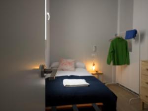 セビリアにあるLos Rincones de Stephanのベッドルーム1室(青い毛布、ドレッサー付)