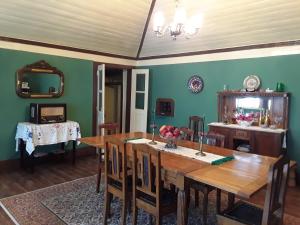 uma sala de jantar com uma mesa de madeira e cadeiras em Casa Castedo do Douro em Castedo