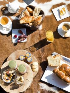 
Options de petit-déjeuner proposées aux clients de l'établissement Les Rhodos
