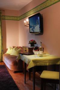 聖安東阿爾貝格的住宿－Chalet Brunnenhof，客厅配有沙发和墙上的电视