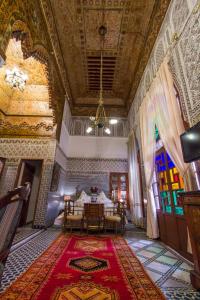 TV a/nebo společenská místnost v ubytování Riad Damia Suite &Spa