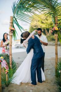 una novia y un novio en la playa después de su ceremonia de boda en Natura Cabana Boutique Hotel & SPA by Mint en Cabarete