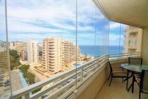 balkon z widokiem na miasto i ocean w obiekcie Clubrent - Apartamentos Apolo 17 w mieście Calpe