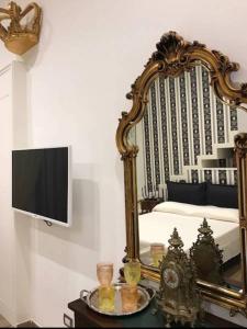 Televízia a/alebo spoločenská miestnosť v ubytovaní Royal Gismonda