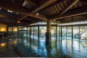 Bazén v ubytování Awara Grand Hotel nebo v jeho okolí