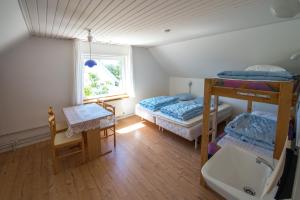 a bedroom with two bunk beds and a sink at Annekset Vesterø Havn in Læsø
