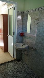 a bathroom with a sink and a mirror at Hai Dang Hotel in Châu Làng Chánh