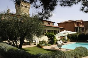 una casa con piscina e ombrellone di Hotel Rutiliano a Pienza
